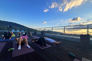 Jugendliche beim Yoga auf einer Dachterrasse