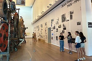 Jugendliche im Tinguely-Museum