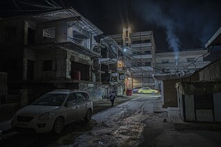 Ulice v Kámišlí, kde v roce 2016 ISIS spáchal jeden z největších teroristických útoků na území Rojavy. Výbuch několika automobilů usmrtil 44 lidí, dalších 171 bylo zraněno.
