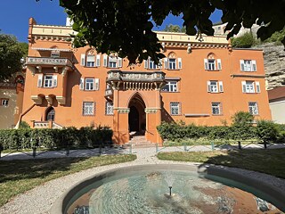 Schmuckes Gebäude auf dem Gelände des Schlossinternats Stein a.d. Traum. Darin befindet sich ein ebenso wundervoll gestalteter Speiseraum.