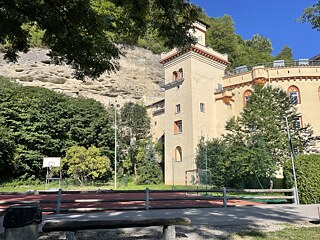 Fußball- und ein Basketballfeld auf dem Gelände des Schlossinternats Stein a.d. Traum