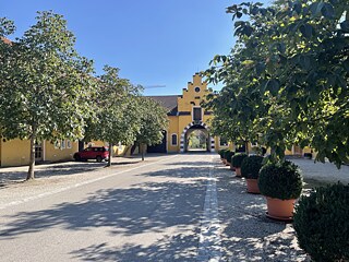 Einfahrt zum Gelände des Schlossinternats Stein a.d. Traum