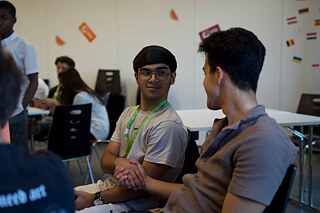 Zwei junge Männer geben sich die Hand.