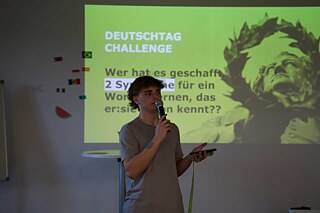 Jugendlicher bei einer Präsentation bei der „Deutschtag Challenge“