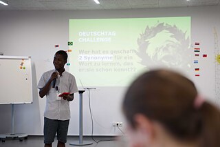 Jugendlicher bei einer Präsentation bei der „Deutschtag Challenge“