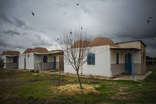 Jinwar na okraji Rojavy je vesnice složená pouze z žen. Jedná se o matriarchální komunitu fungující na principech samosprávy. Ženy sem přicházejí žít, pracovat, vychovávat děti a budovat život mimo patriarchální systém, jedná se o samosprávu v rámci širší autonomie.