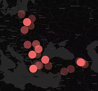 Karte von Europa und dem östlichen Mittelmeerraum auf dunklem Hintergrund. Mehrere rote und rosafarbene Kreise markieren verschiedene geografische Standorte, unter anderem entlang einer Nord‑Süd‑Achse durch Mittel- und Osteuropa sowie im östlichen Mittelmeerraum