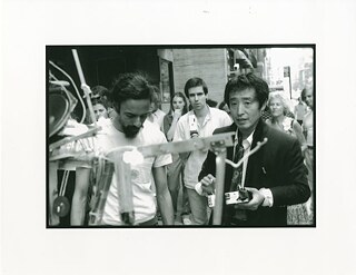 Nam June Paik testet den Arm des Roboters K-456 per Fernbedienung, 1982. Sammlung Paul Garrin. Archiv des Nam June Paik Art Center.
