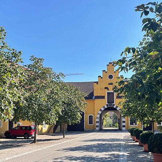 Eingang zum Schlossinternat in Stein an der Traun