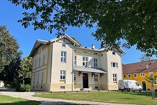 Schmuckes Gebäude auf dem Gelände des Schlossinternats Stein a.d. Traum