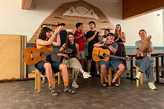 Junge Menschen musizieren.