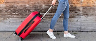 Seitenansicht der Frau mit ihrem Gepäck