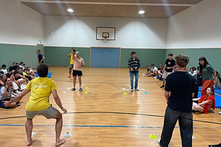Jugendliche beim Wettkampf in einer Sporthalle