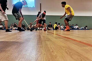 Jugendliche beim Wettkampf in einer Sporthalle
