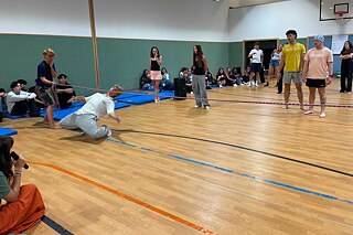 Jugendliche beim Wettkampf in einer Sporthalle