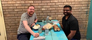Rohan und Markus in einem Restaurant in Dallas, Texas