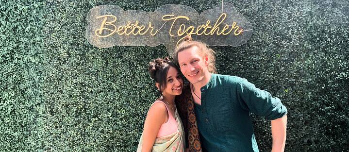 Shirin und Thomas bei der Verlobungsfeier von Shirin’s Cousine in Daman – Thomas’ erstes großes Treffen mit ihrer Großfamilie.