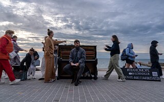Na oděské pláži se lidé sešli, aby si poslechli klavírní koncert v podání Igora Janchuka.
