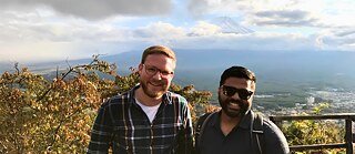 Rohan und Markus genießen ihren Urlaub am Mount Fuji