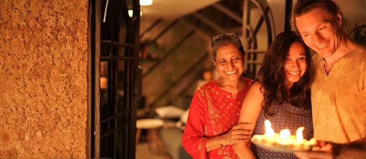 Shirin und Thomas mit Shirin’s Mutter Sophie bei den Diwali-Feierlichkeiten in Mumbai.