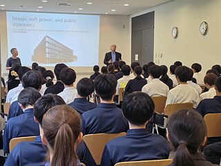ビーダーマン氏とハウオルト氏が大使館の役割について紹介。