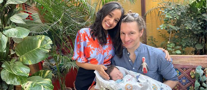 Shirin und Thomas mit ihrem dreimonatigen Sohn Alex bei der Geburtstagsfeier eines Freundes in Bandra.