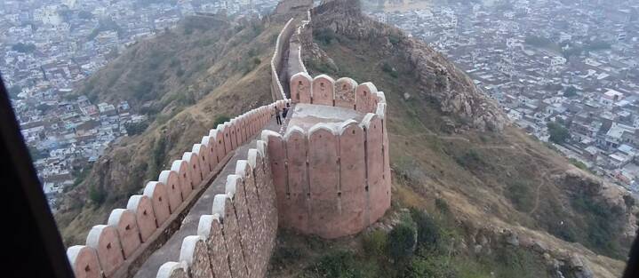 Mauern des Nahargarh Forts in Jaipur, Indien