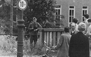 Volkspolizist und West-Berliner am Stacheldraht; Aufnahme 13. August 1961 