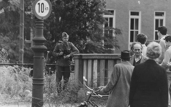 Volkspolizist und West-Berliner am Stacheldraht; Aufnahme 13. August 1961 