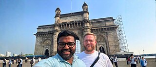 Rohan und Markus vor dem Gateway of India in Mumbai