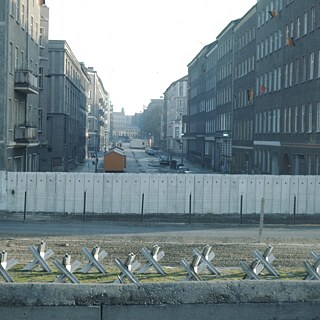 Blick aus Westberlin nach Ostberlin – eine Straße ist durch den Mauerstreifen getrennt