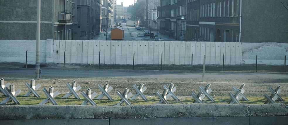 Blick aus Westberlin nach Ostberlin – eine Straße ist durch den Mauerstreifen getrennt