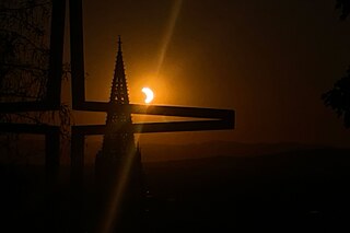 Sonnenfinsternis und Kirchturm des Freiburger Münsters