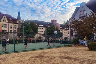 Jugendliche spielen Badminton.