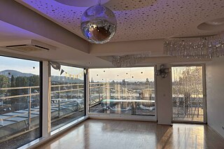 Ein geschmückter Partyraum