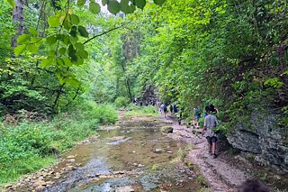 Jugendliche auf einem Pfad in der Wutachschlucht