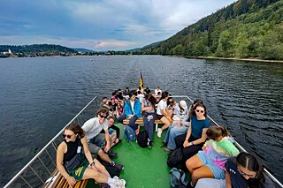 Jugendliche auf einem Ausflugsschiff auf dem Titisee