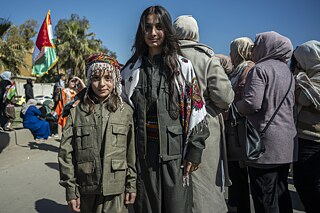 Dívky v uniformách bojovnic YPJ během oslav Mezinárodního dne mateřského jazyka v Kámišlí.