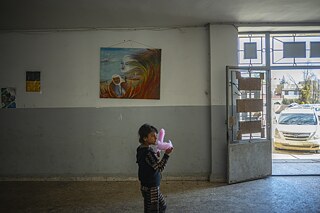 „Probíhalo bombardování, obránci umírali a turecká letadla útočila na civilisty. V ulicích hořely pneumatiky – lidé doufali, že kouř město alespoň skryje před drony. Nad Afrínem plul hustý černý mrak a dýchat se dalo pouze s obtížemi,“ vzpomíná Fedan.