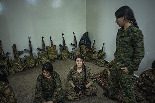 Kurdské vojenské síly SDF tvoří dvě rovnocenné složky – ženský a mužský oddíl.