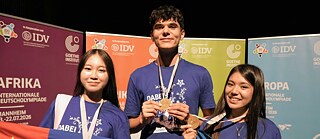 Die Goldmedaillen-Gewinner*innen in den drei Sprachstufen A2, B1 und B2 der Internationalen Deutscholympiade 2026 in Mannheim.  V.l.n.r.: Misheel Bayarbat (Mongolei), Martin Granec (Slowakei), Marjona Ibadulayeva (Usbekistan)