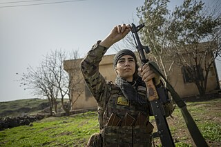 Kurdské ženy v Sýrii začaly brát do rukou zbraně poté, co Rojavu napadl ISIS, zajetí pro ně totiž mnohdy znamenalo sexuální otroctví.