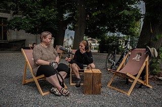 „Když začala plnohodnotná válka, místo aby padly na kolena a plakaly s pohledem k nebi: ‚Zachraň nás,‘ ukrajinské ženy udělaly to, co dělají vždy: vykasaly si rukávy a pustily se do práce,“ říká Marija Dmitrijeva.