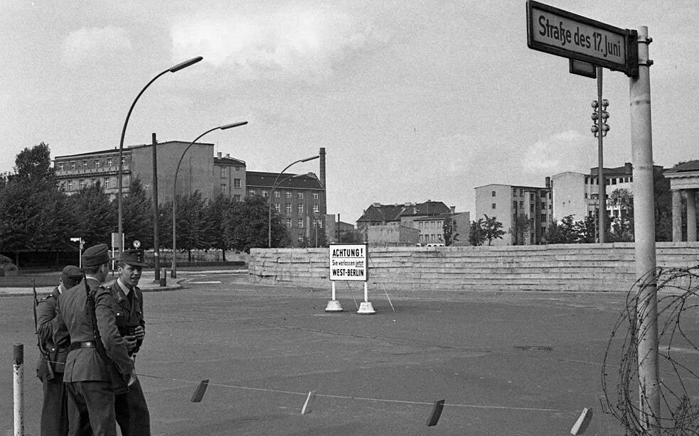 West-Berliner Polizisten vor Absperrungen auf der Straße des 17. Juni, 13.8.1961