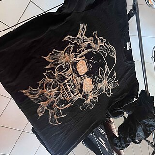 Ein schwarzes T-Shirt mit einem Totenkopf