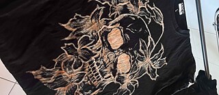 Ein schwarzes T-Shirt mit einem Totenkopf