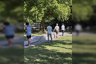 Jugendliche spielen Minigolf.