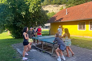 Jugendliche amüsieren sich beim Tischtennis.
