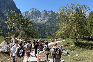 Jugendliche wandern in den Bergen