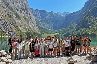 Jugendliche wandern in den Bergen